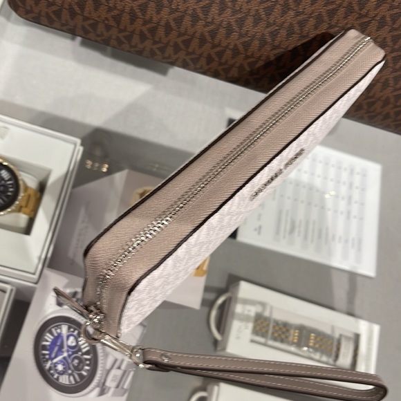 MICHAEL KORS LARGE TRAVEL CONTINENTAL WRISTLET WALLET BRIGHT WHITE SIGNATURE - Picture 14 of 16